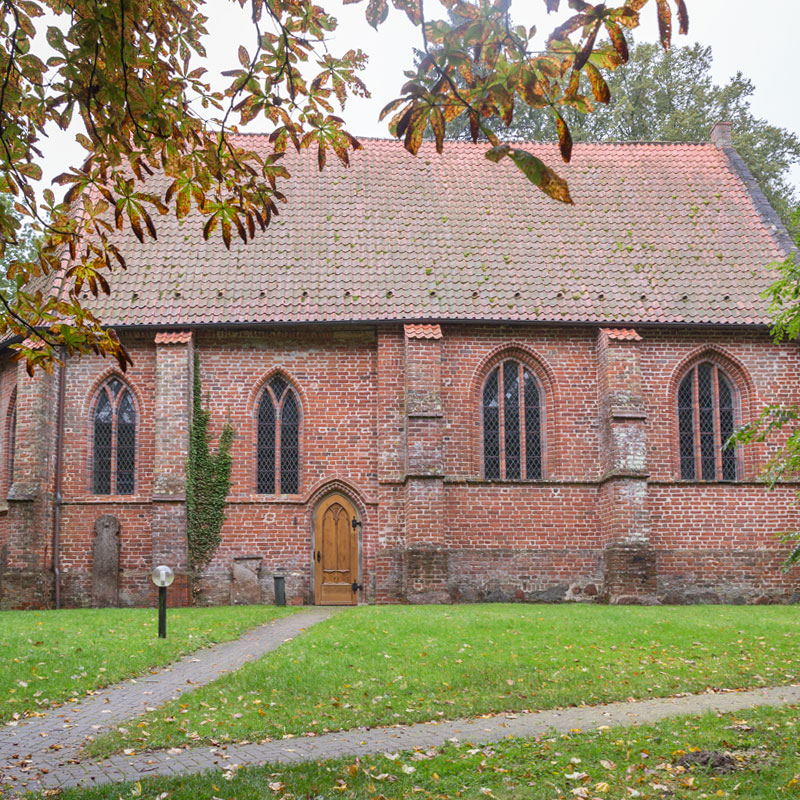 das haus der stille weitenhagen im herbst vor der kirche in weitenhagen auf dem friedhof