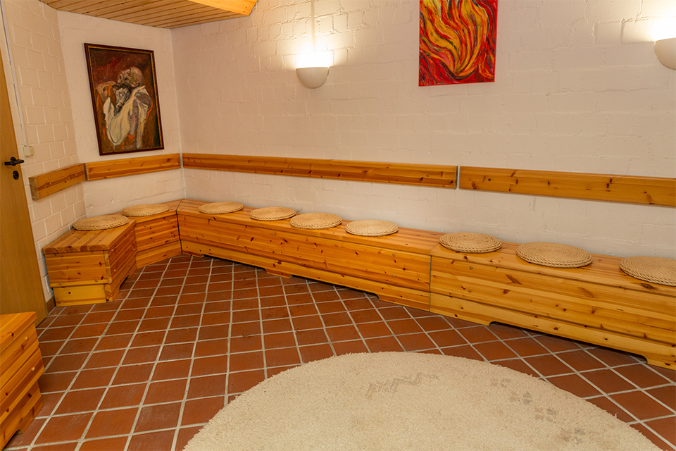 Haus-der-stille-weitenhagen-andachtsraum mit kerzen und bildern