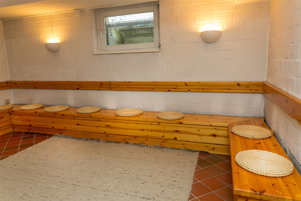 Haus-der-stille-weitenhagen-andachtsraum mit kerzen und fenstern