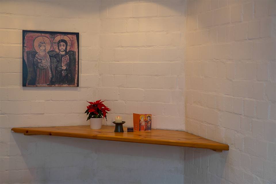 Haus-der-stille-weitenhagen-andachtsraum mit kerzen