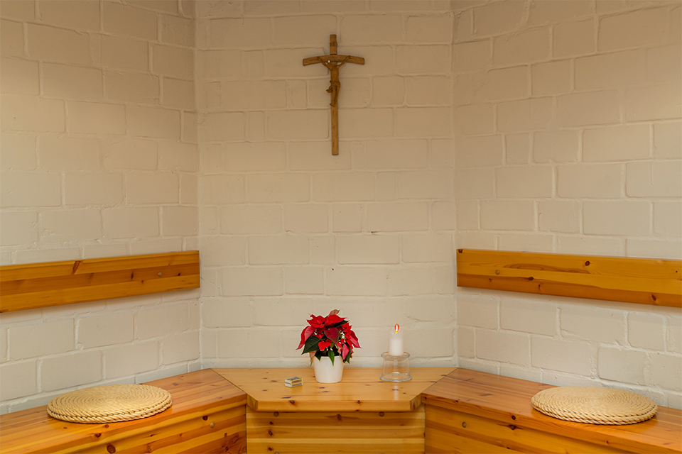 Haus-der-stille-weitenhagen-andachtsraum mit kreuz