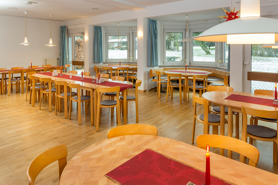 Haus-der-stille-weitenhagen-speisesaal mit ganz vielen stühlen