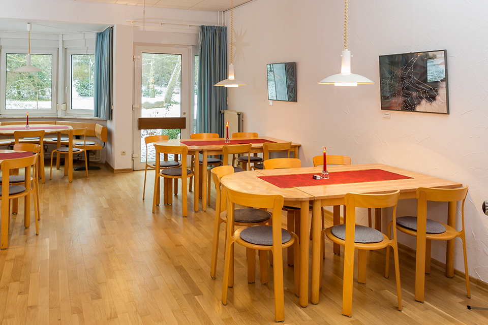 Haus-der-stille-weitenhagen-speisesaal mit ganz vielen stühlen2