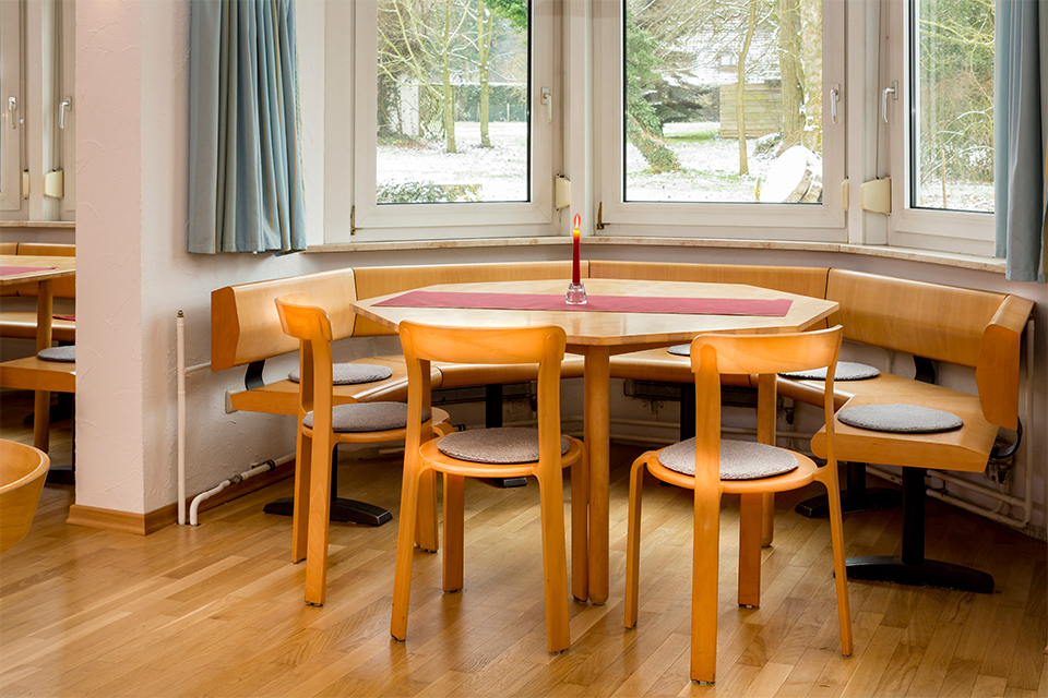 Haus-der-stille-weitenhagen-speisesaal mit stühlen und blick aus dem fenster