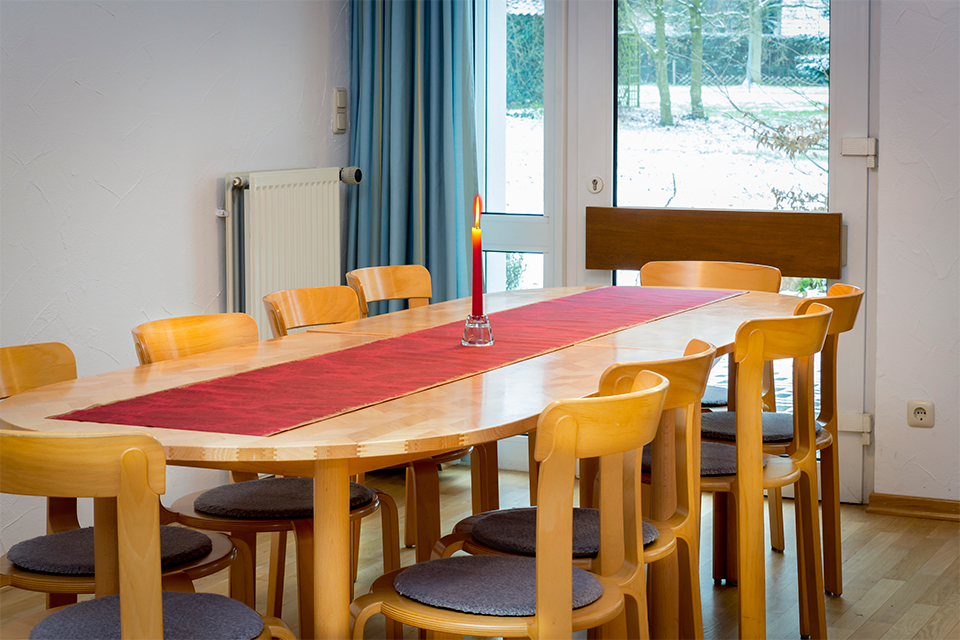 Haus-der-stille-weitenhagen-speisesaal mit stühlen
