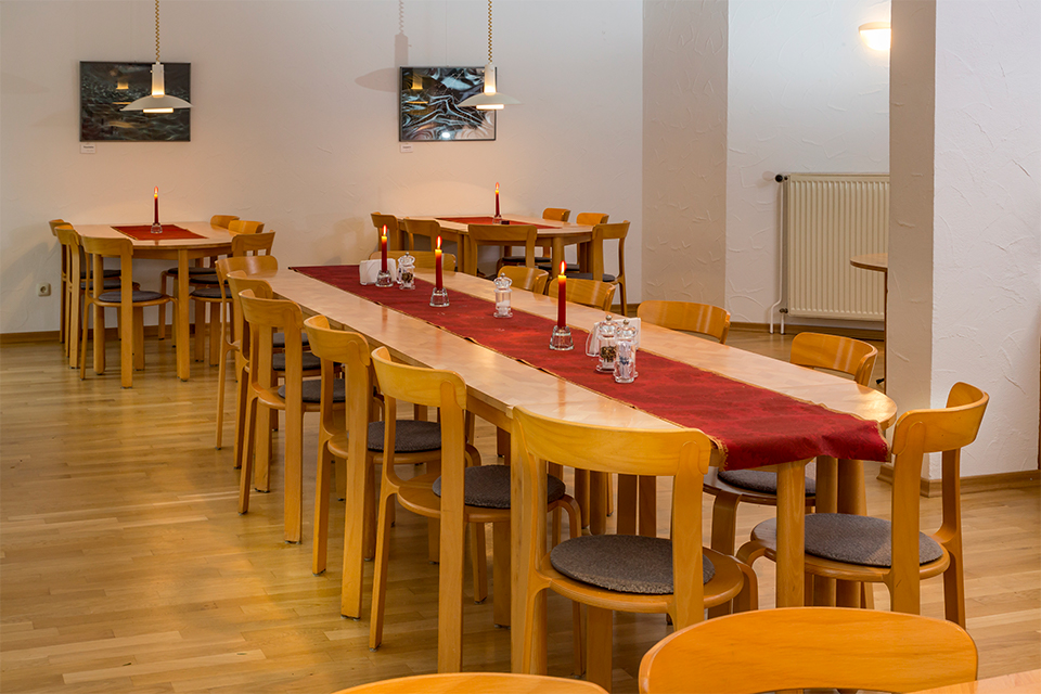 Haus-der-stille-weitenhagen-speisesaal mit stühlen1