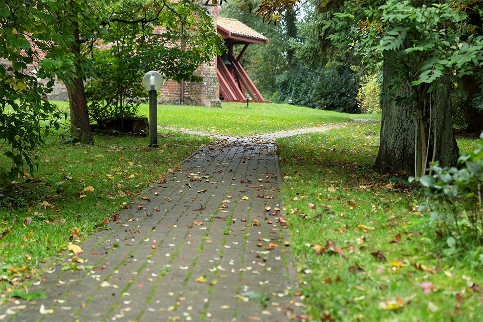 ein weg im grünen beim haus der stille